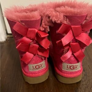 Ugg Girls bow boots, size 6